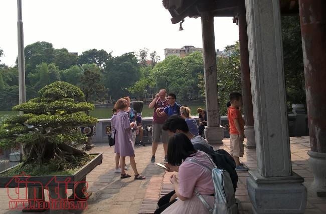 Du khách 'hở hang' được mượn áo choàng miễn phí tham quan đền Ngọc Sơn ảnh 6